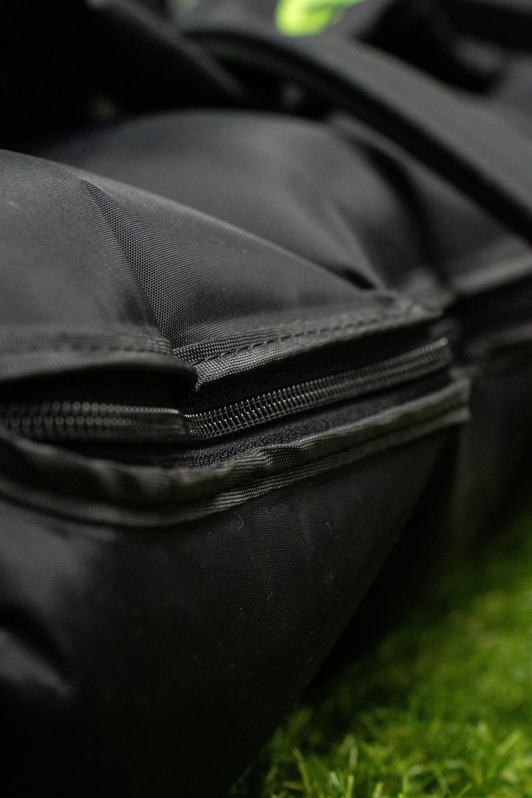 black-bag-zipper-detail